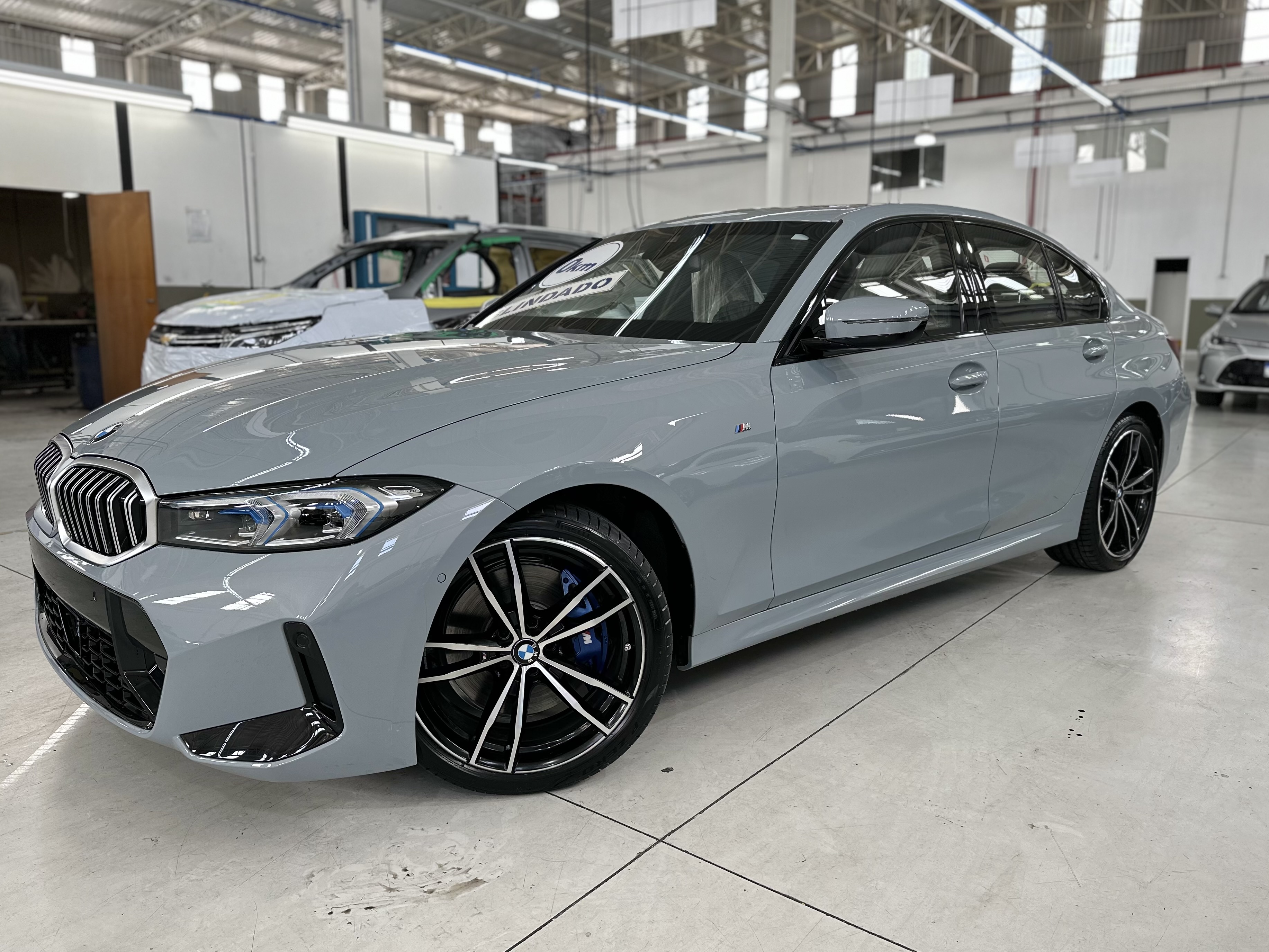 BMW 320i 2024 Cinza Totality Blindados
