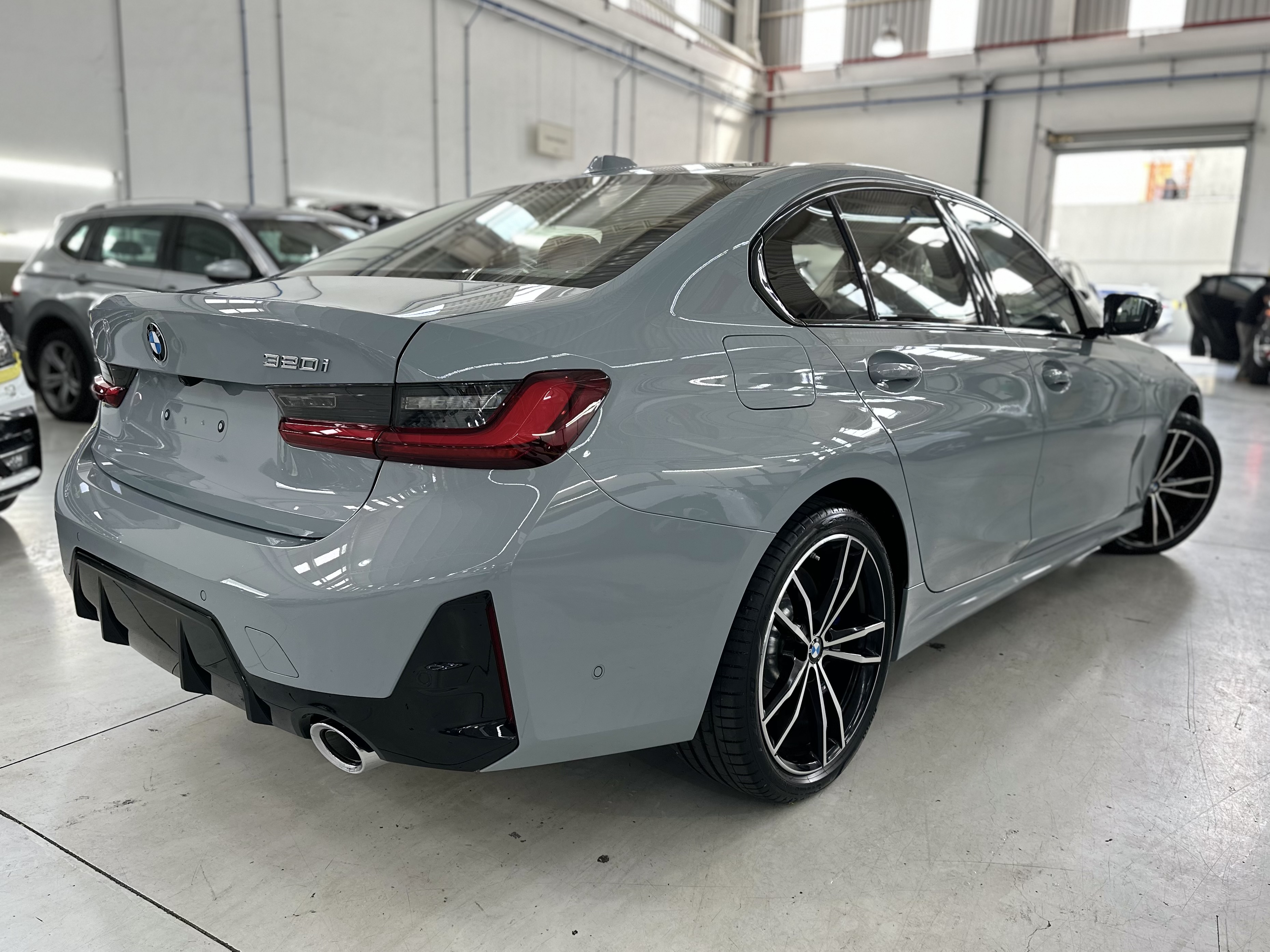 BMW 320i 2024 Cinza Totality Blindados
