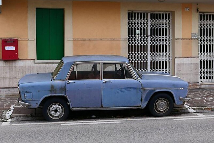 Carro passa 47 anos estacionado na mesma vaga e vira monumento na Itália |  Mobiauto